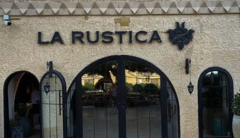 مطعم لاروستيكا تيرازا